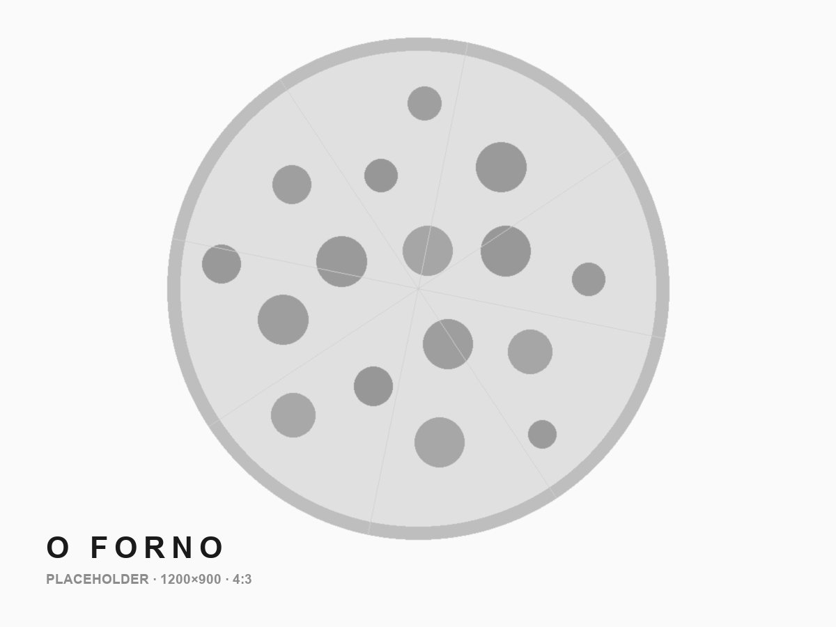 Boca do forno a lenha com a pizza assando.